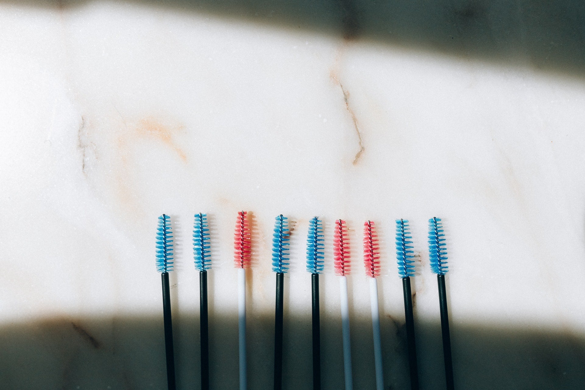How to maintain and care for eyelash extensions after applying professional eyelash extension glue